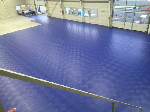 Blauer PVC-Industrieboden in einer Lagerhalle