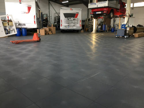 Industrieboden aus PVC in einer Autowerkstatt