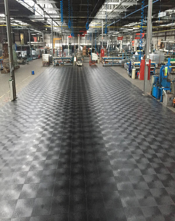 Verlegung eines Industriebodens aus PVC in einem Industrieunternehmen